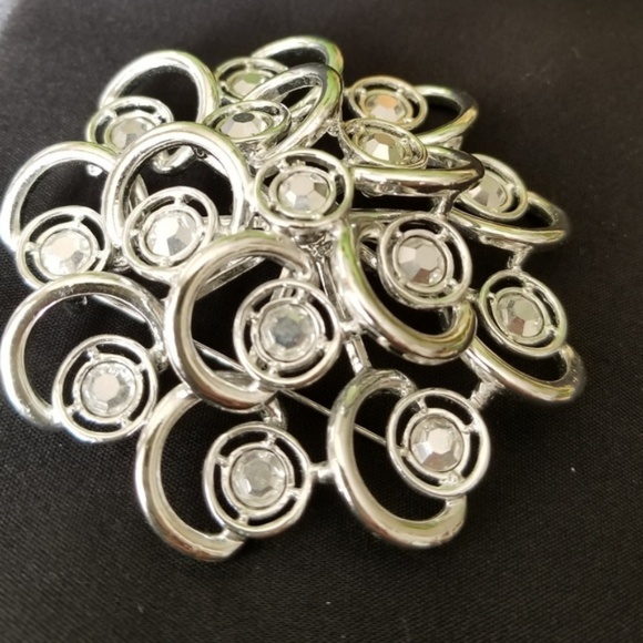 Beautiful Large Round Silver & Rhinestone Brooch - Picture 4 of 4